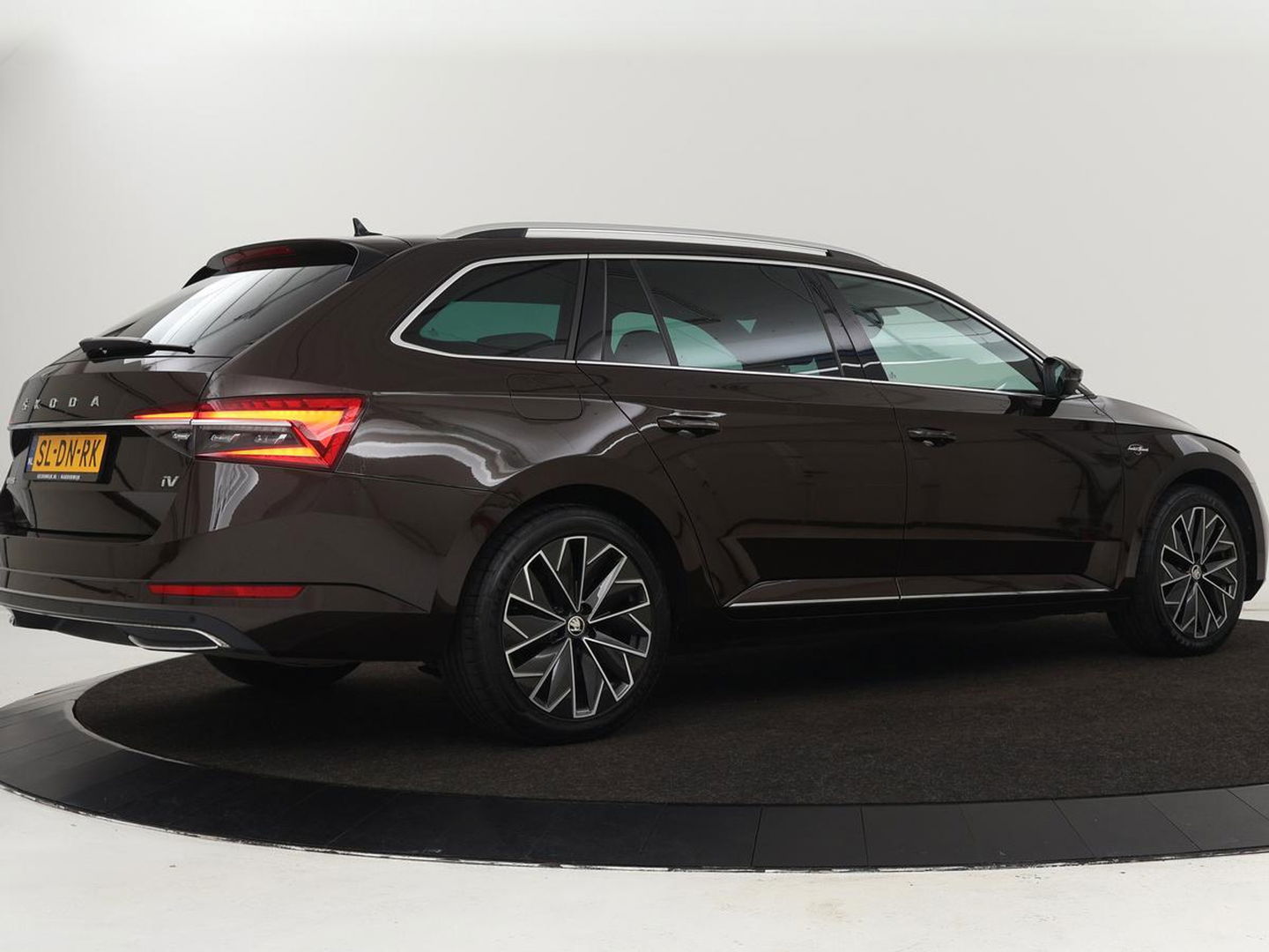 Škoda Superb 1.4 TSI iV Laurin & Klement | Leder | Trekhaak | Adaptive cruise | Stoelverwarming | Canton Sound | Virtual Cockpit | Navigatie | Memory | Achterbankverwarming | Full LED | Keyless | Carplay | PHEV