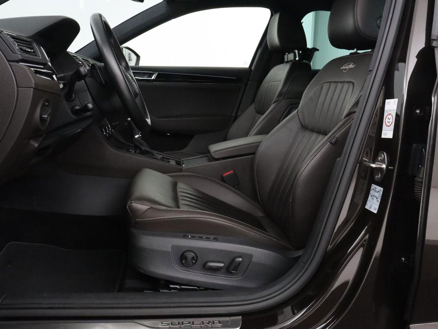 Škoda Superb 1.4 TSI iV Laurin & Klement | Leder | Trekhaak | Adaptive cruise | Stoelverwarming | Canton Sound | Virtual Cockpit | Navigatie | Memory | Achterbankverwarming | Full LED | Keyless | Carplay | PHEV