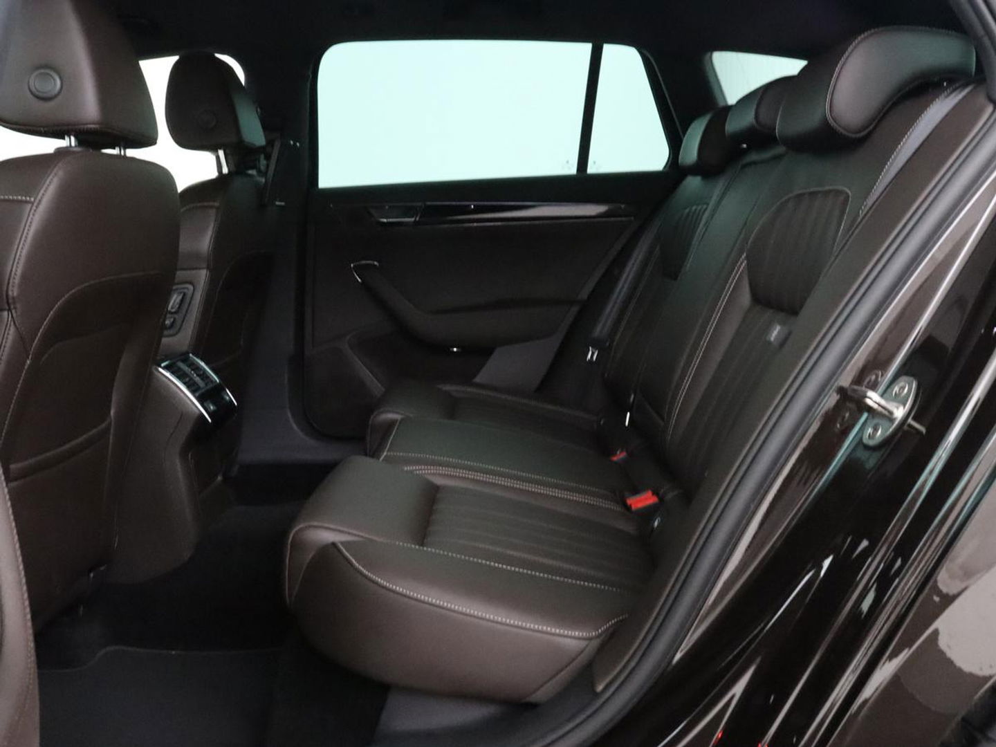Škoda Superb 1.4 TSI iV Laurin & Klement | Leder | Trekhaak | Adaptive cruise | Stoelverwarming | Canton Sound | Virtual Cockpit | Navigatie | Memory | Achterbankverwarming | Full LED | Keyless | Carplay | PHEV