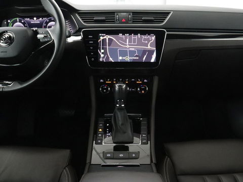 Škoda Superb 1.4 TSI iV Laurin & Klement | Leder | Trekhaak | Adaptive cruise | Stoelverwarming | Canton Sound | Virtual Cockpit | Navigatie | Memory | Achterbankverwarming | Full LED | Keyless | Carplay | PHEV