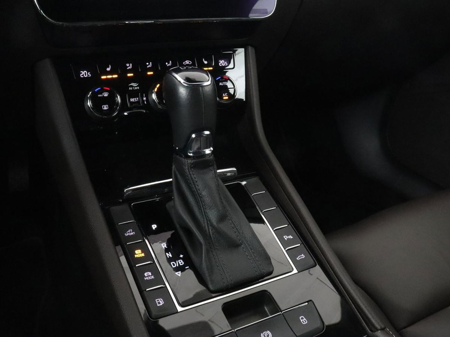 Škoda Superb 1.4 TSI iV Laurin & Klement | Leder | Trekhaak | Adaptive cruise | Stoelverwarming | Canton Sound | Virtual Cockpit | Navigatie | Memory | Achterbankverwarming | Full LED | Keyless | Carplay | PHEV
