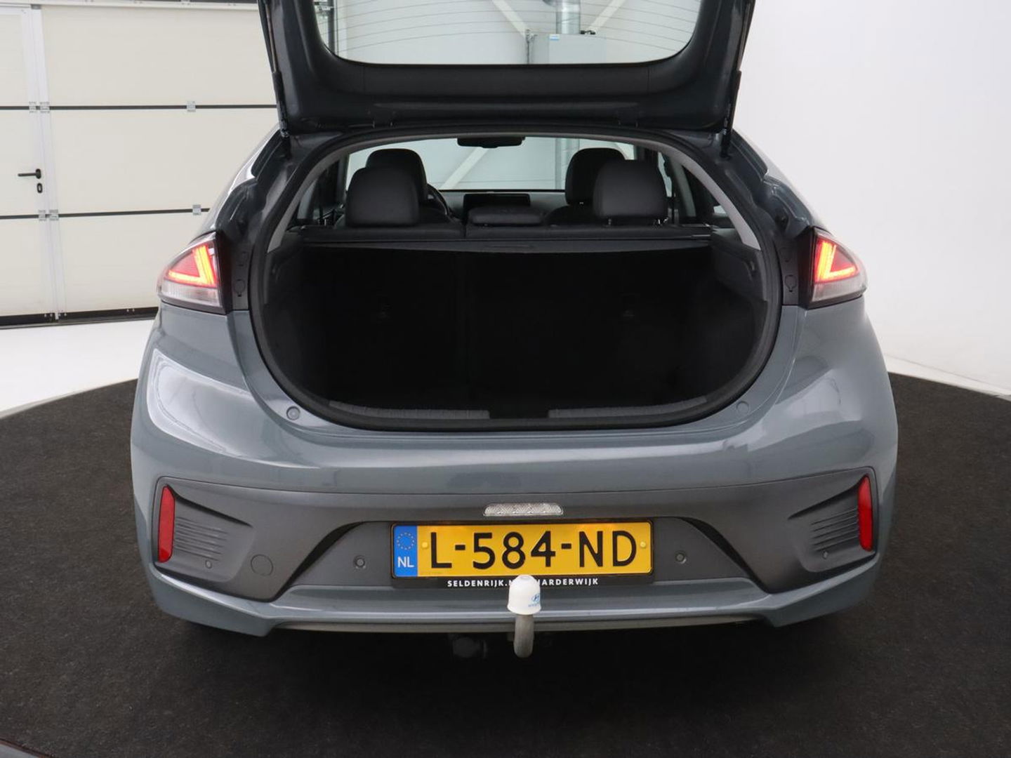 Hyundai IONIQ 1.6 GDi Premium+ | Stoelventilatie | Leder | Trekhaak | Camera | Memory | Infinity Sound | Adaptive cruise | Navigatie | Achterbankverwarming | Keyless | Full LED