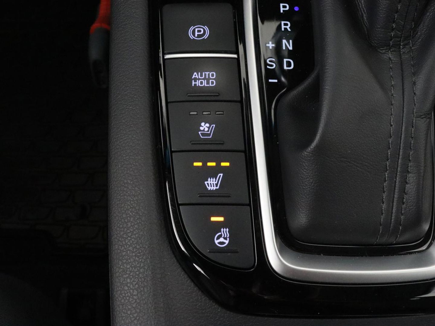 Hyundai IONIQ 1.6 GDi Premium+ | Stoelventilatie | Leder | Trekhaak | Camera | Memory | Infinity Sound | Adaptive cruise | Navigatie | Achterbankverwarming | Keyless | Full LED