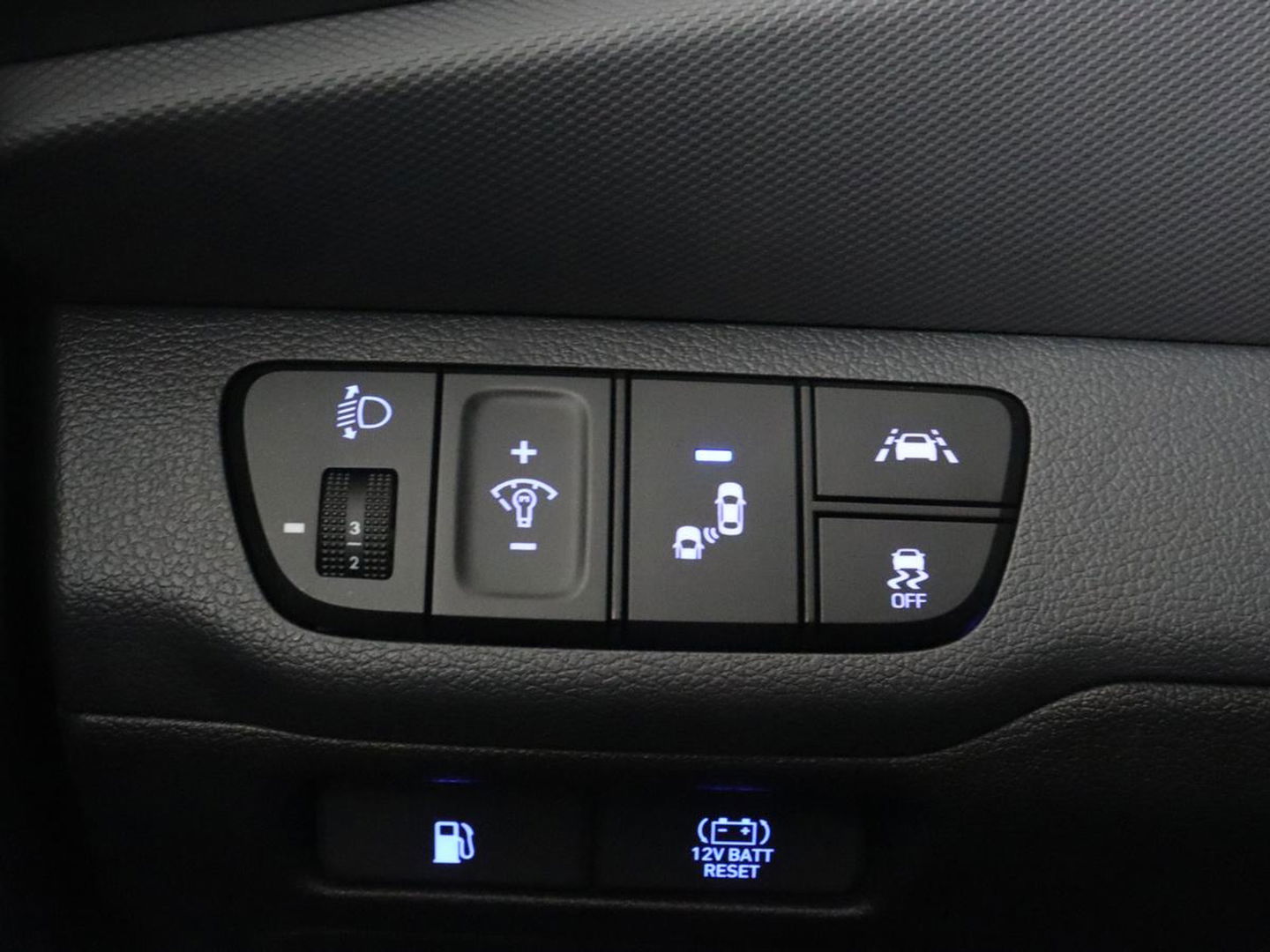Hyundai IONIQ 1.6 GDi Premium+ | Stoelventilatie | Leder | Trekhaak | Camera | Memory | Infinity Sound | Adaptive cruise | Navigatie | Achterbankverwarming | Keyless | Full LED
