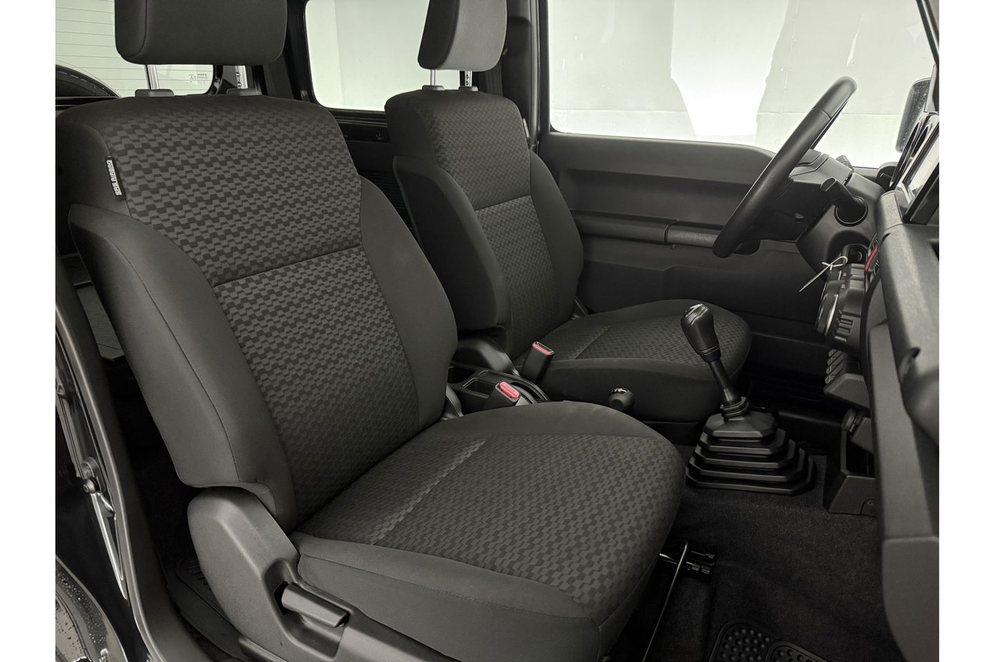 Suzuki Jimny 1.5 Allgrip 4x4 Airco Bullbar Lier Trekhaak Camera Cruise Navi LED Sidebars 4 Persoons 15"LMV