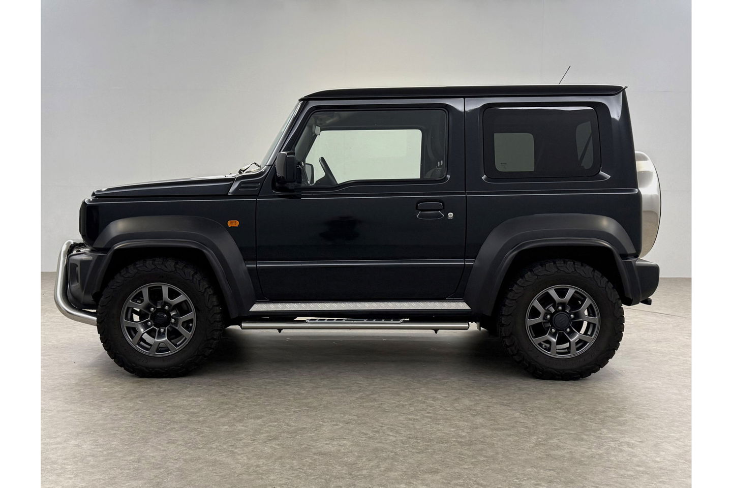 Suzuki Jimny 1.5 Allgrip 4x4 Airco Bullbar Lier Trekhaak Camera Cruise Navi LED Sidebars 4 Persoons 15"LMV