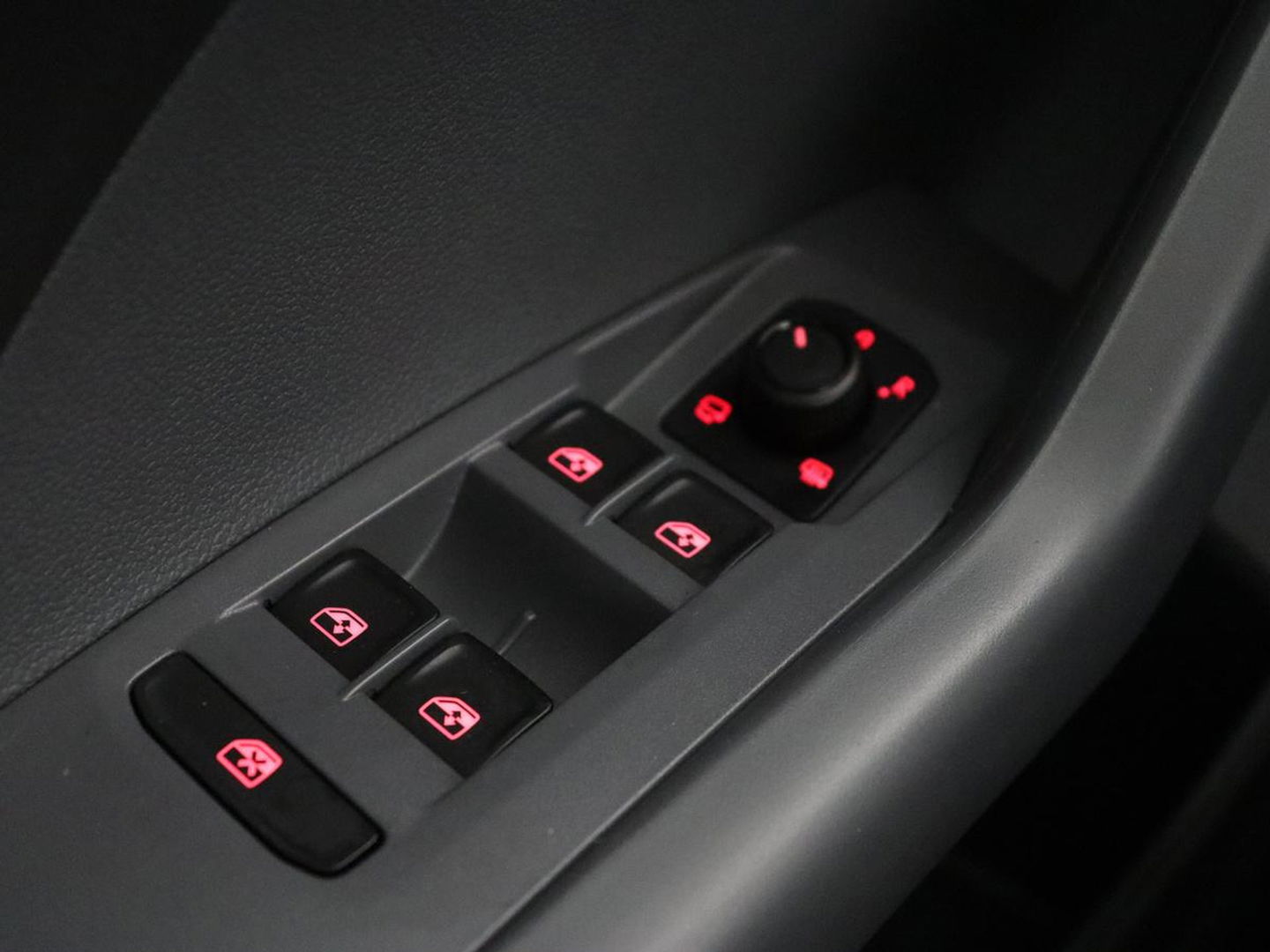Volkswagen T-Cross 1.0 TSI Life Business | Stoelverwarming | Camera | Virtual Cockpit | Carplay | Adaptive cruise | Climate control | Dodehoek detectie | Navigatie