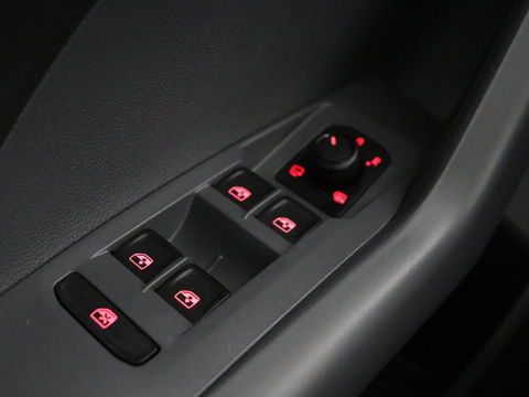 Volkswagen T-Cross 1.0 TSI Life Business | Stoelverwarming | Camera | Virtual Cockpit | Carplay | Adaptive cruise | Climate control | Dodehoek detectie | Navigatie