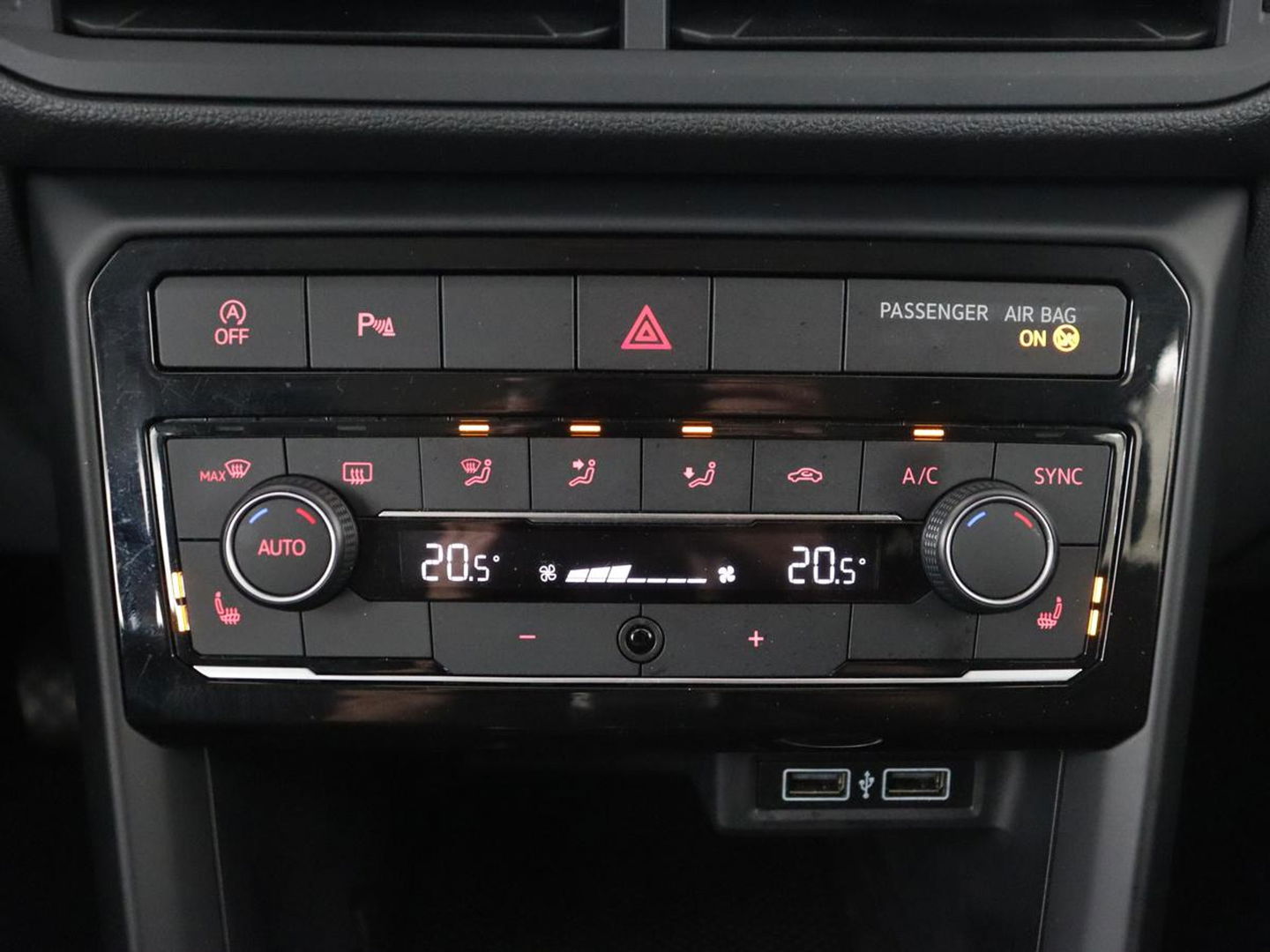 Volkswagen T-Cross 1.0 TSI Life Business | Stoelverwarming | Camera | Virtual Cockpit | Carplay | Adaptive cruise | Climate control | Dodehoek detectie | Navigatie