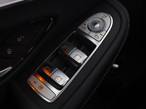 Mercedes-Benz C-Klasse 300e Avantgarde | Trekhaak | Adaptive cruise | Leder | Stoelverwarming | Carplay | Park Assist