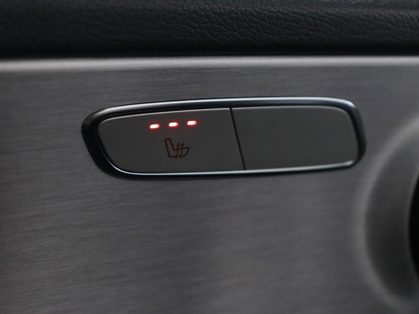 Mercedes-Benz C-Klasse 300e Avantgarde | Trekhaak | Adaptive cruise | Leder | Stoelverwarming | Carplay | Park Assist