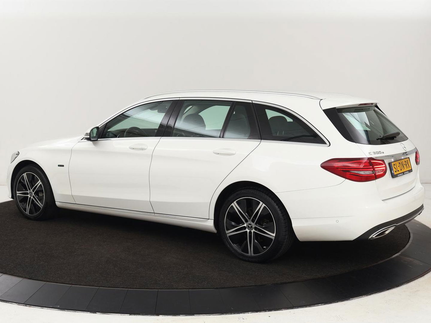 Mercedes-Benz C-Klasse 300e Avantgarde | Trekhaak | Adaptive cruise | Leder | Stoelverwarming | Carplay | Park Assist