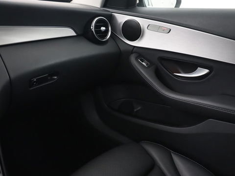 Mercedes-Benz C-Klasse 300e Avantgarde | Trekhaak | Adaptive cruise | Leder | Stoelverwarming | Carplay | Park Assist