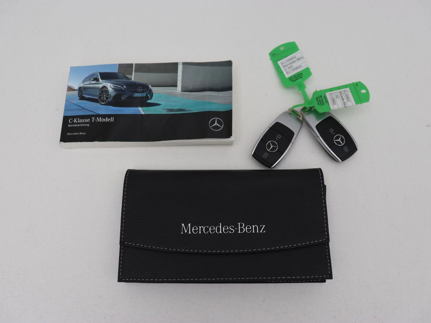 Mercedes-Benz C-Klasse 300e Avantgarde | Trekhaak | Adaptive cruise | Leder | Stoelverwarming | Carplay | Park Assist