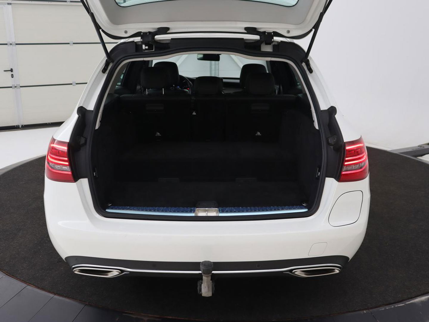Mercedes-Benz C-Klasse 300e Avantgarde | Trekhaak | Adaptive cruise | Leder | Stoelverwarming | Carplay | Park Assist