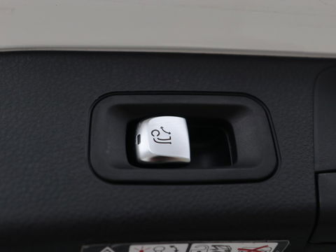 Mercedes-Benz C-Klasse 300e Avantgarde | Trekhaak | Adaptive cruise | Leder | Stoelverwarming | Carplay | Park Assist