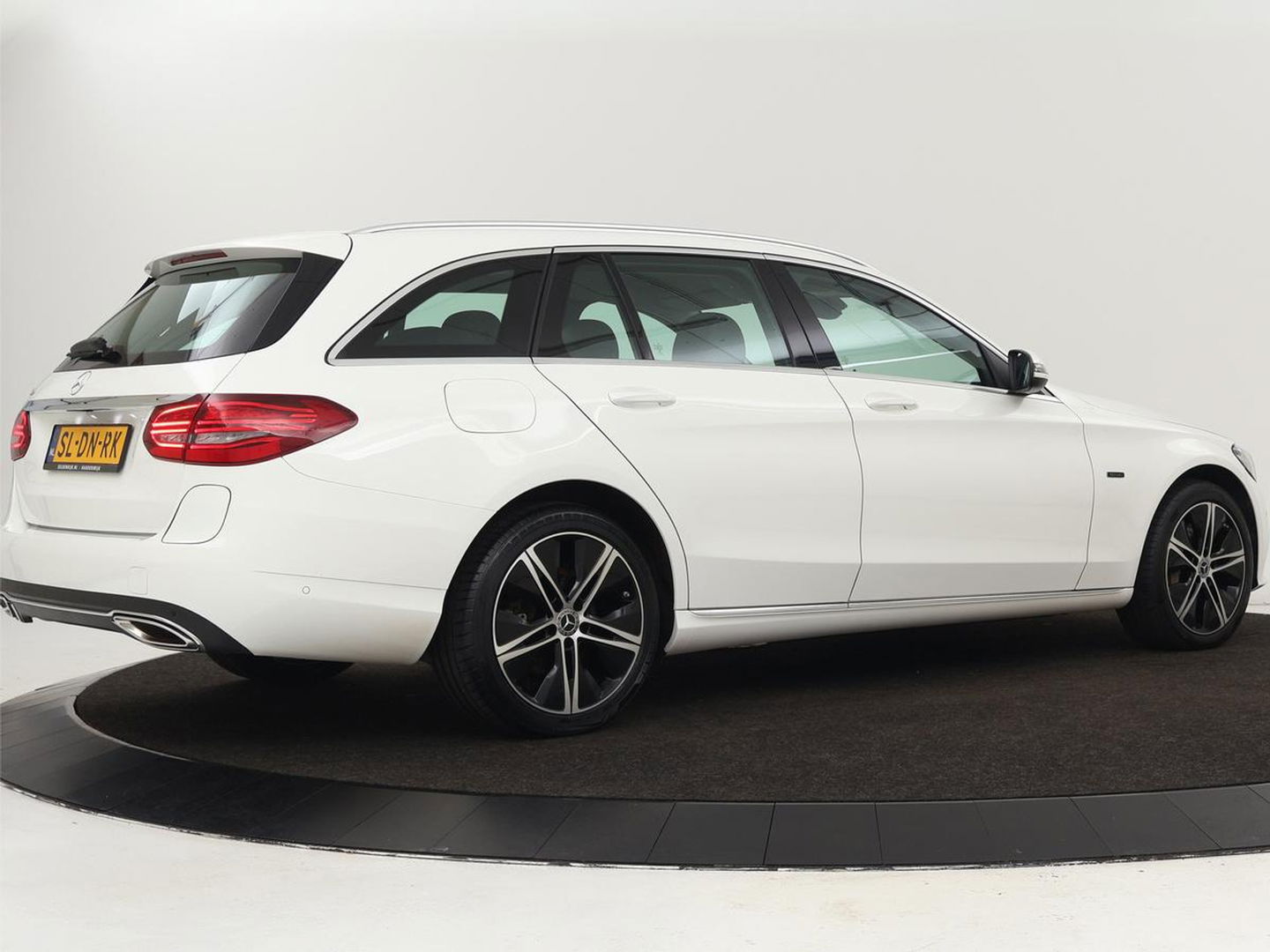 Mercedes-Benz C-Klasse 300e Avantgarde | Trekhaak | Adaptive cruise | Leder | Stoelverwarming | Carplay | Park Assist