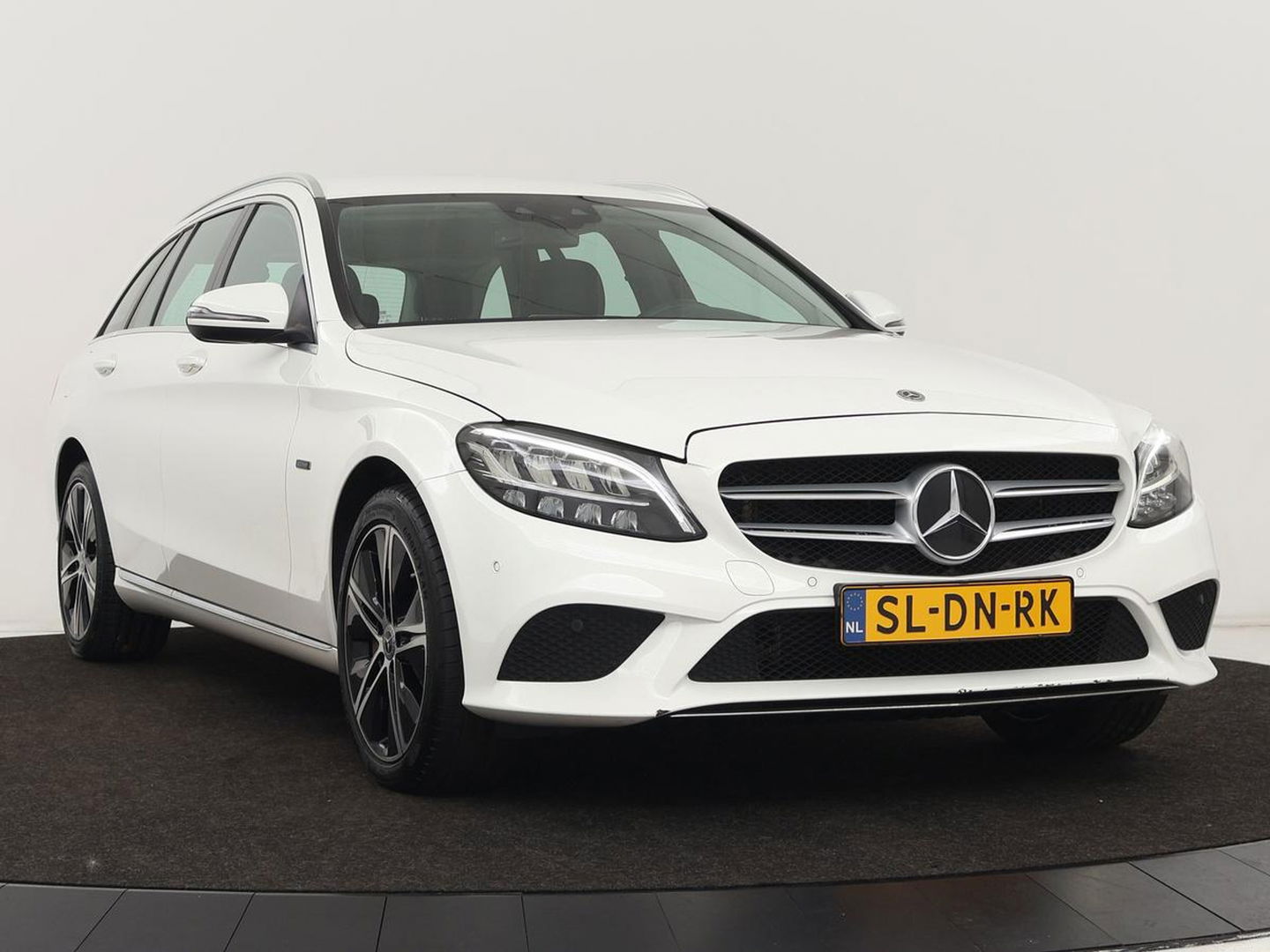 Mercedes-Benz C-Klasse 300e Avantgarde | Trekhaak | Adaptive cruise | Leder | Stoelverwarming | Carplay | Park Assist