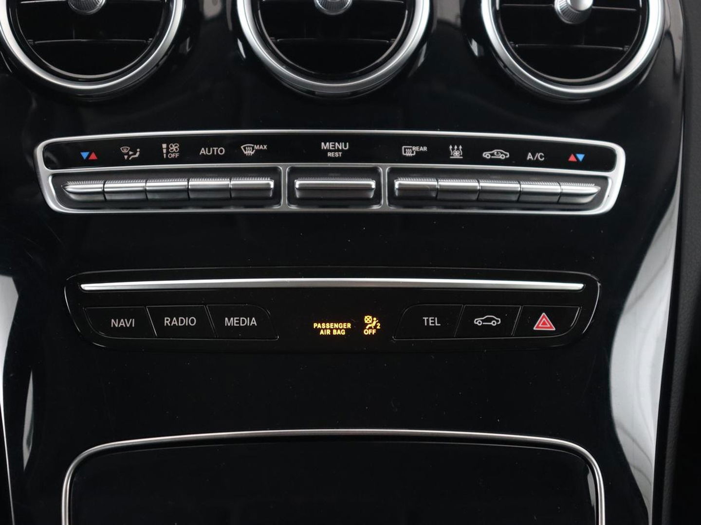 Mercedes-Benz C-Klasse 300e Avantgarde | Trekhaak | Adaptive cruise | Leder | Stoelverwarming | Carplay | Park Assist