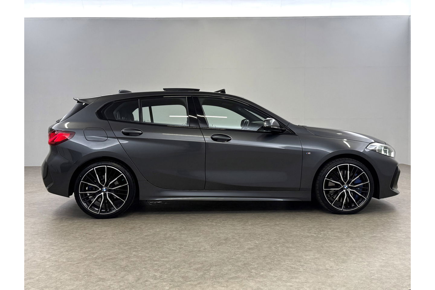 BMW 1-serie 118i M-Sport 141PK Pano Sfeer Virtual LED Carplay Clima Cruise Navi PDC 19"LMV