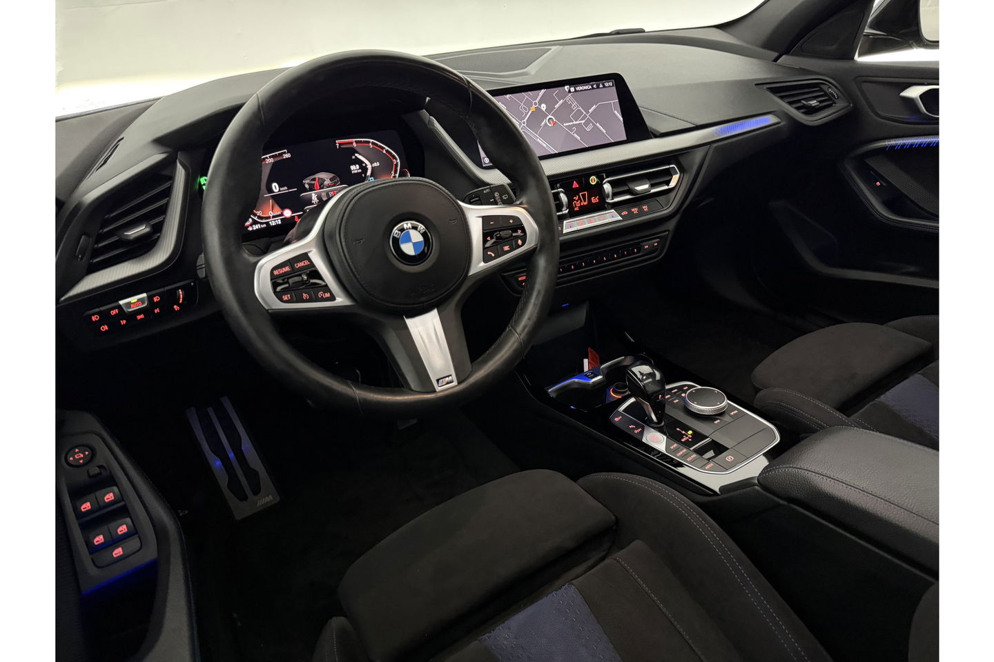 BMW 1-serie 118i M-Sport 141PK Pano Sfeer Virtual LED Carplay Clima Cruise Navi PDC 19"LMV