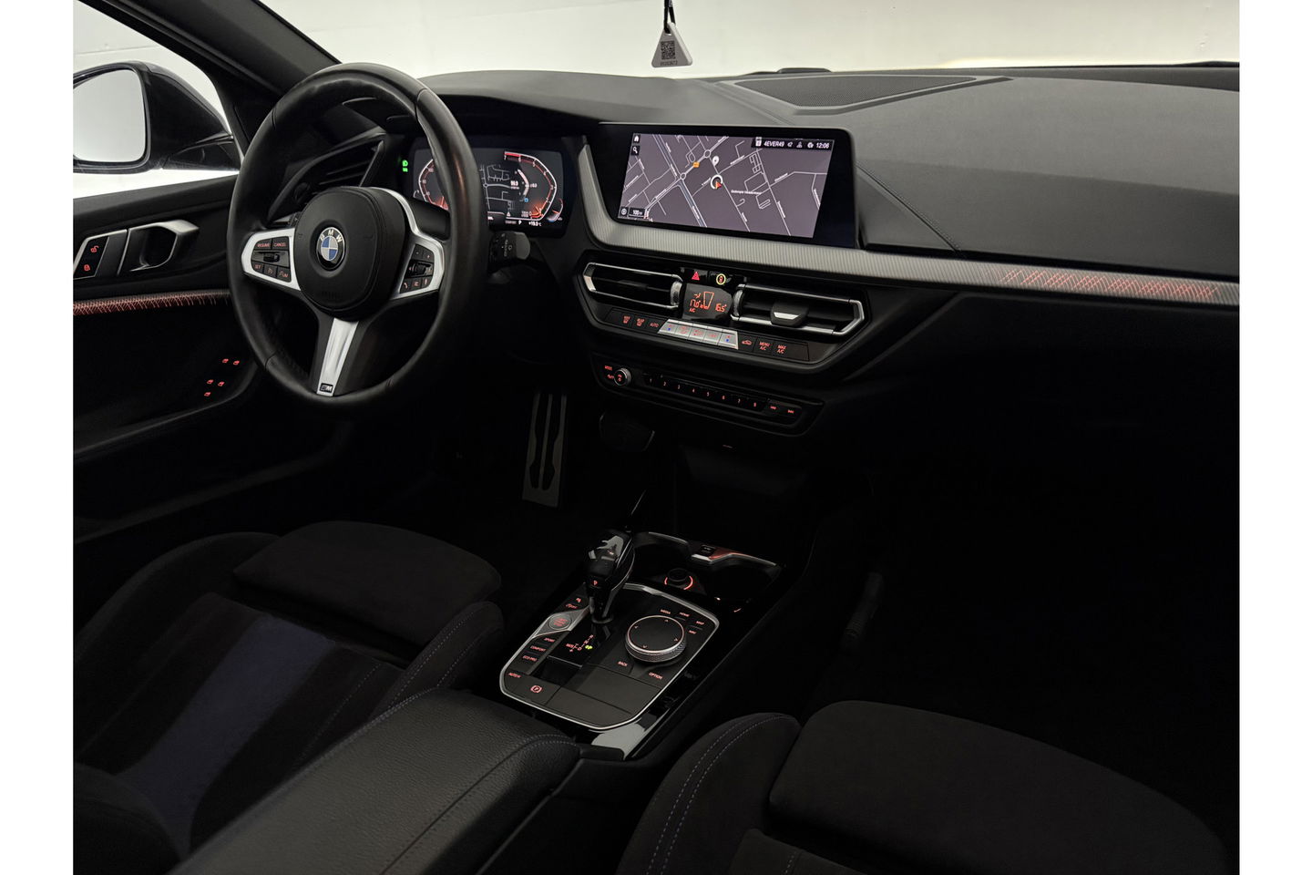 BMW 1-serie 118i M-Sport 141PK Pano Sfeer Virtual LED Carplay Clima Cruise Navi PDC 19"LMV