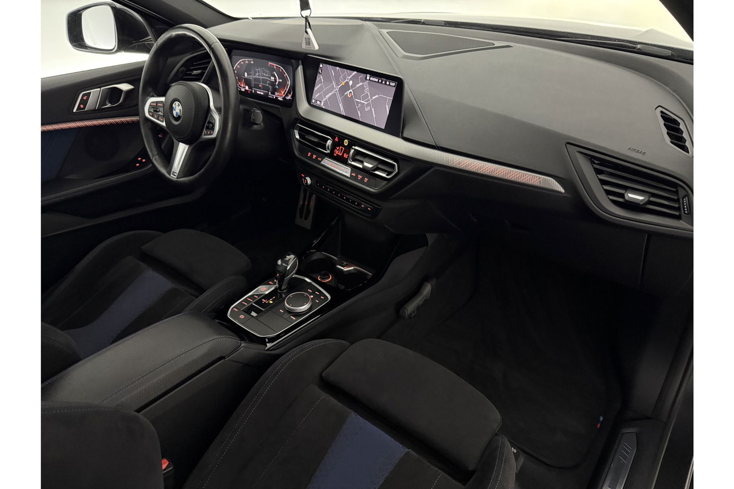 BMW 1-serie 118i M-Sport 141PK Pano Sfeer Virtual LED Carplay Clima Cruise Navi PDC 19"LMV