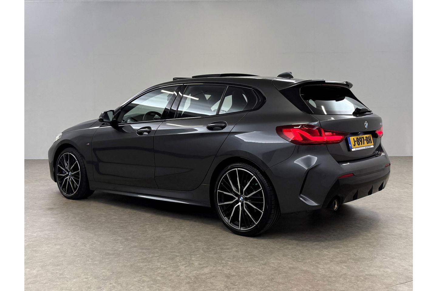 BMW 1-serie 118i M-Sport 141PK Pano Sfeer Virtual LED Carplay Clima Cruise Navi PDC 19"LMV