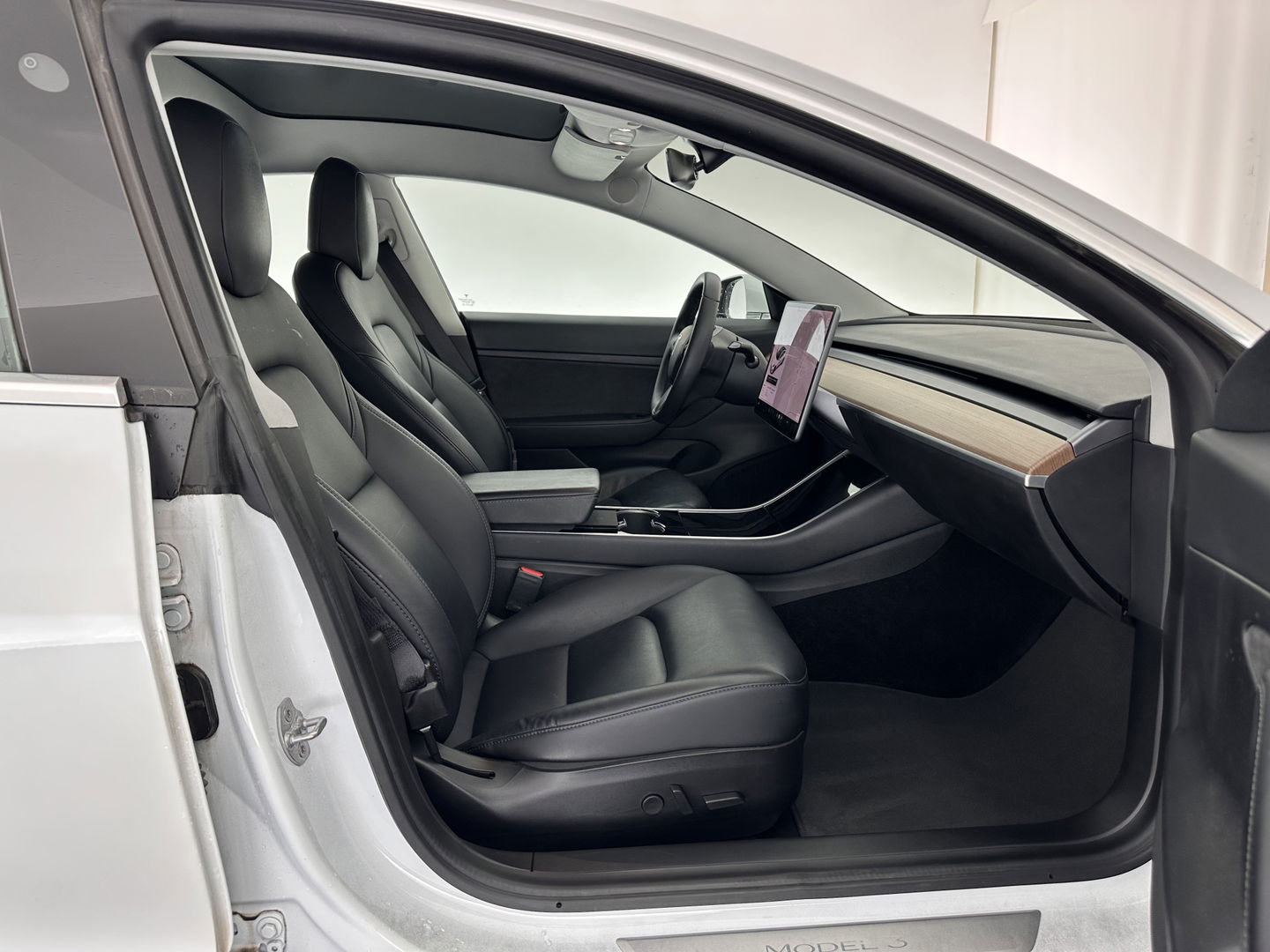 Tesla Model 3 Standard RWD Plus 60 kWh [ 3-Fase ] (INCL-BTW) Aut. *PANO | AUTO-PILOT | LUXURY-LEATHER | KEYLESS | FULL-LED | MEMORY-PACK | SURROUND-VIEW | DAB | CARPLAY | DIGI-COCKPIT | LANE-ASSIST | COMFORT-SEATS | 18"ALU*