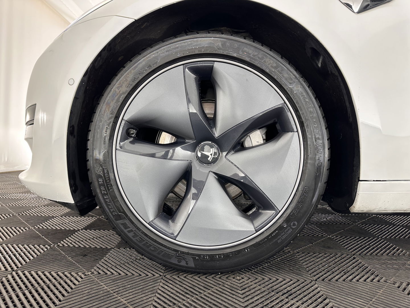 Tesla Model 3 Standard RWD Plus 60 kWh [ 3-Fase ] (INCL-BTW) Aut. *PANO | AUTO-PILOT | LUXURY-LEATHER | KEYLESS | FULL-LED | MEMORY-PACK | SURROUND-VIEW | DAB | CARPLAY | DIGI-COCKPIT | LANE-ASSIST | COMFORT-SEATS | 18"ALU*