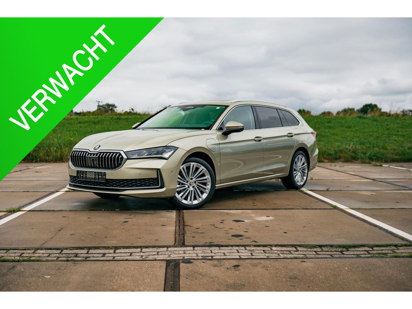 Škoda Superb Combi 1.5 TSI PHEV Laurin & Klement | PANO | TREKHAAK | LEDER