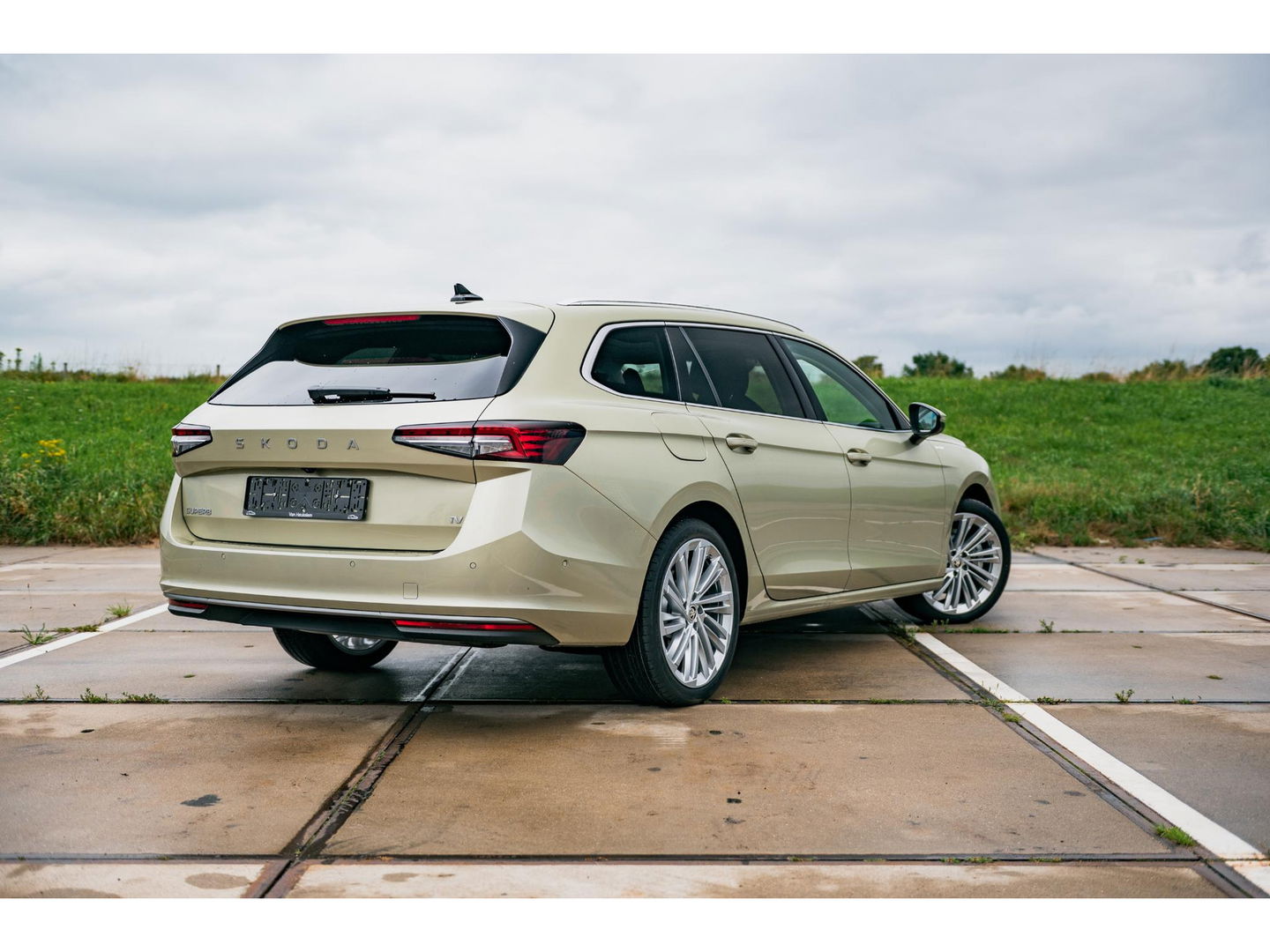 Škoda Superb Combi 1.5 TSI PHEV Laurin & Klement | PANO | TREKHAAK | LEDER