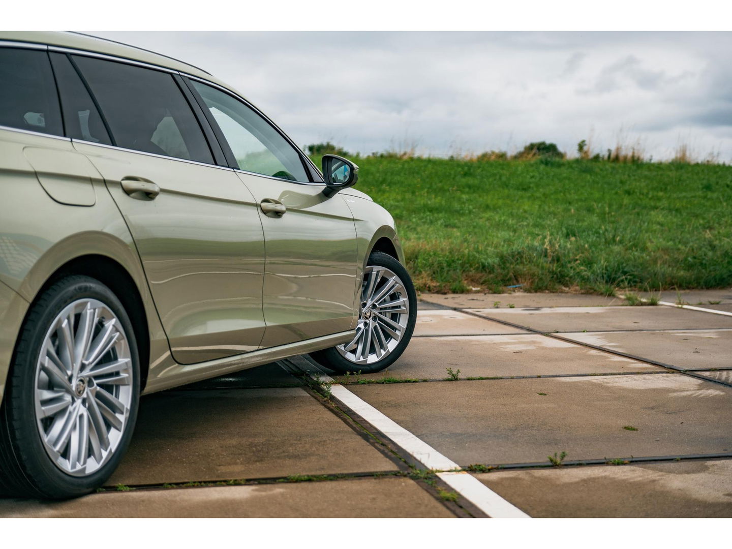 Škoda Superb Combi 1.5 TSI PHEV Laurin & Klement | PANO | TREKHAAK | LEDER