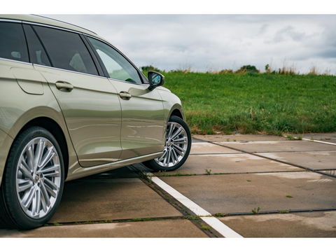 Škoda Superb Combi 1.5 TSI PHEV Laurin & Klement | PANO | TREKHAAK | LEDER