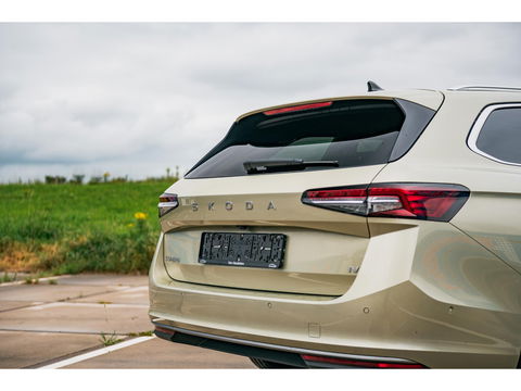 Škoda Superb Combi 1.5 TSI PHEV Laurin & Klement | PANO | TREKHAAK | LEDER