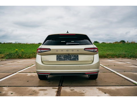 Škoda Superb Combi 1.5 TSI PHEV Laurin & Klement | PANO | TREKHAAK | LEDER