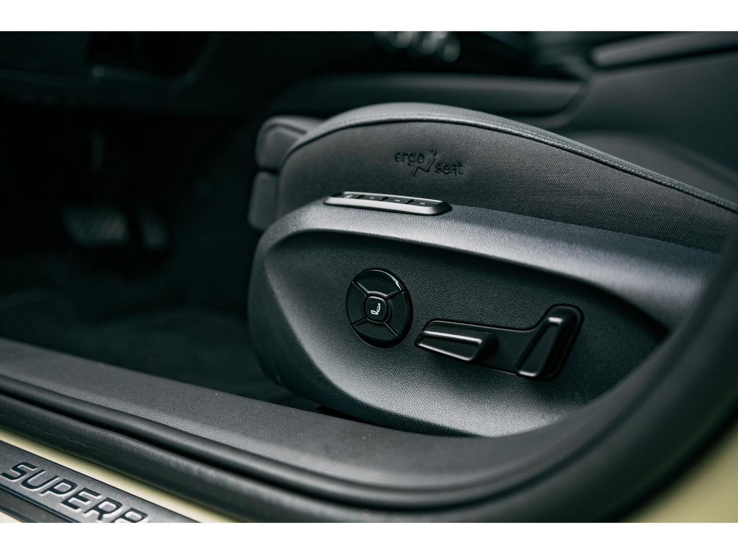Škoda Superb Combi 1.5 TSI PHEV Laurin & Klement | PANO | TREKHAAK | LEDER