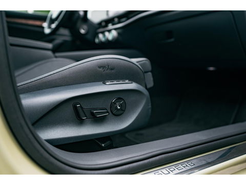 Škoda Superb Combi 1.5 TSI PHEV Laurin & Klement | PANO | TREKHAAK | LEDER