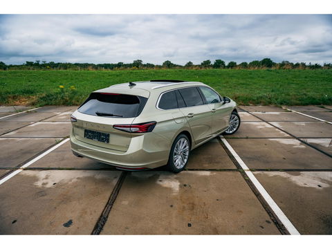 Škoda Superb Combi 1.5 TSI PHEV Laurin & Klement | PANO | TREKHAAK | LEDER