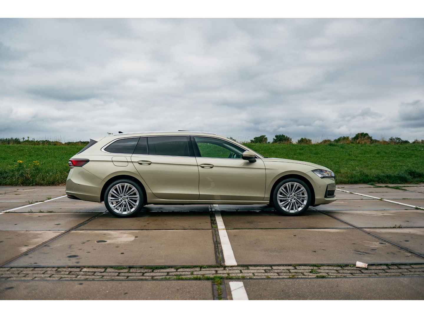 Škoda Superb Combi 1.5 TSI PHEV Laurin & Klement | PANO | TREKHAAK | LEDER