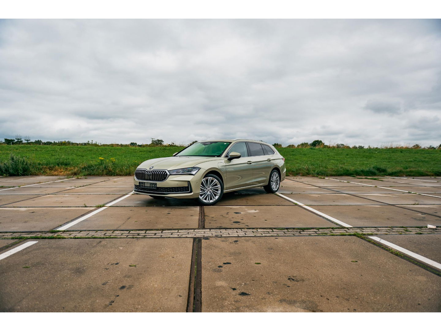 Škoda Superb Combi 1.5 TSI PHEV Laurin & Klement | PANO | TREKHAAK | LEDER