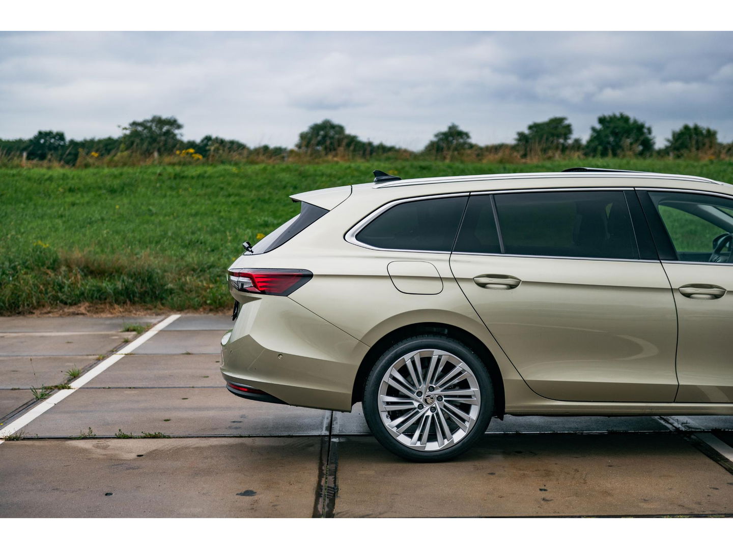 Škoda Superb Combi 1.5 TSI PHEV Laurin & Klement | PANO | TREKHAAK | LEDER
