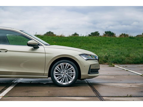 Škoda Superb Combi 1.5 TSI PHEV Laurin & Klement | PANO | TREKHAAK | LEDER