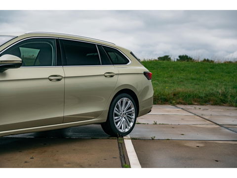 Škoda Superb Combi 1.5 TSI PHEV Laurin & Klement | PANO | TREKHAAK | LEDER