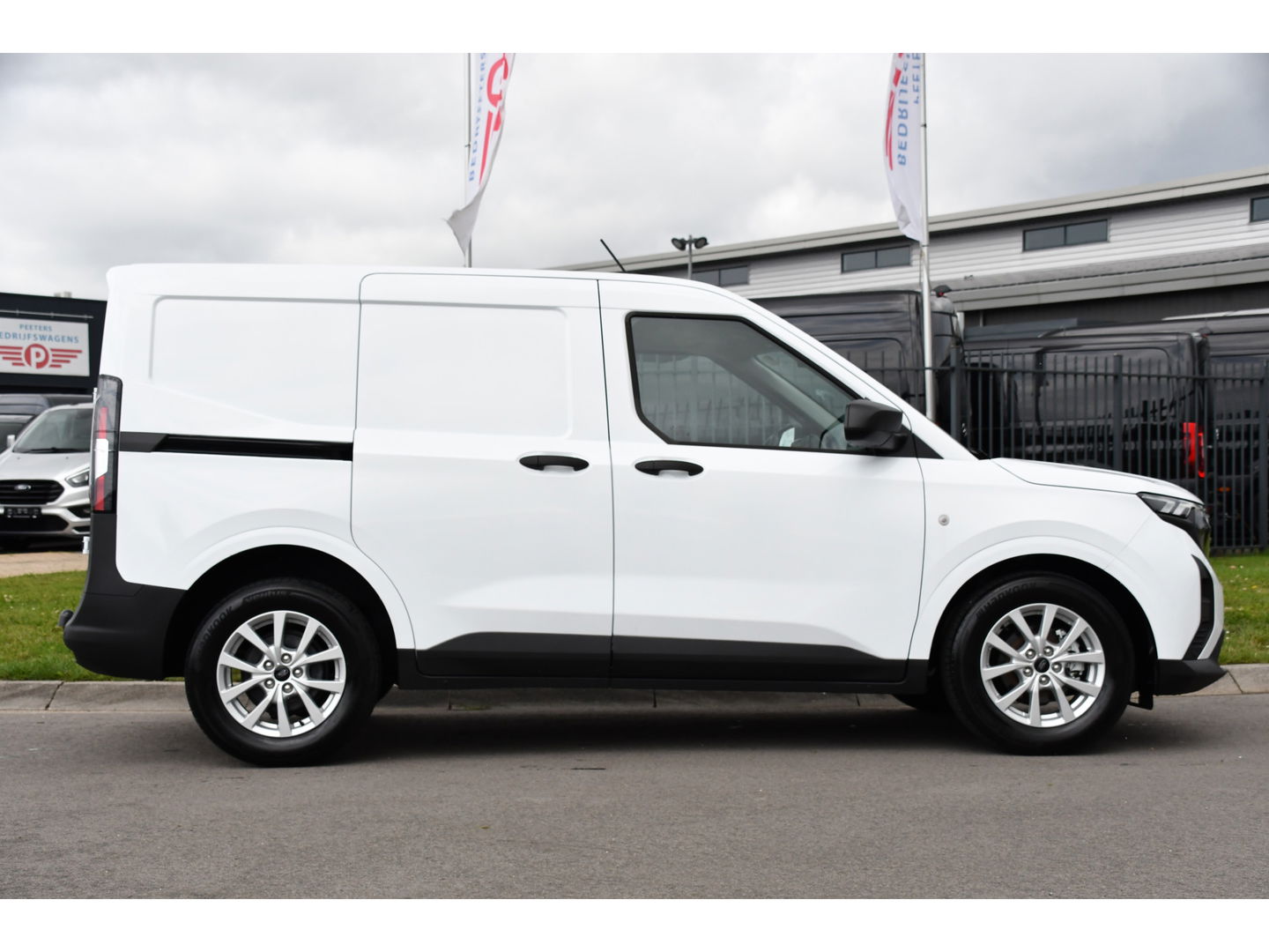 Ford Transit Courier 1.5 EcoBlue PB Edition Virtual, Camera, Cruise, Carplay, 100pk, Led, Multimedia, Trekhaak, Sensoren, Uniek!