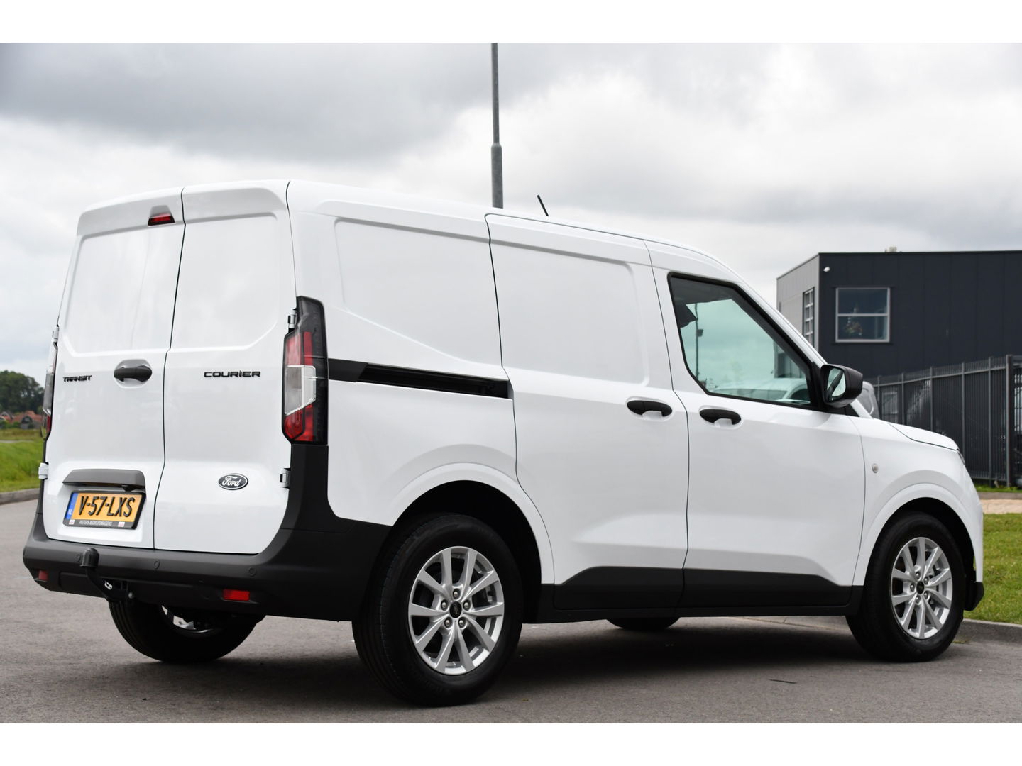 Ford Transit Courier 1.5 EcoBlue PB Edition Virtual, Camera, Cruise, Carplay, 100pk, Led, Multimedia, Trekhaak, Sensoren, Uniek!