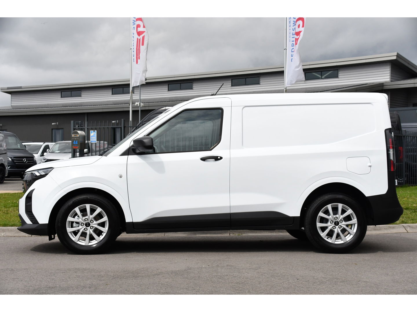 Ford Transit Courier 1.5 EcoBlue PB Edition Virtual, Camera, Cruise, Carplay, 100pk, Led, Multimedia, Trekhaak, Sensoren, Uniek!