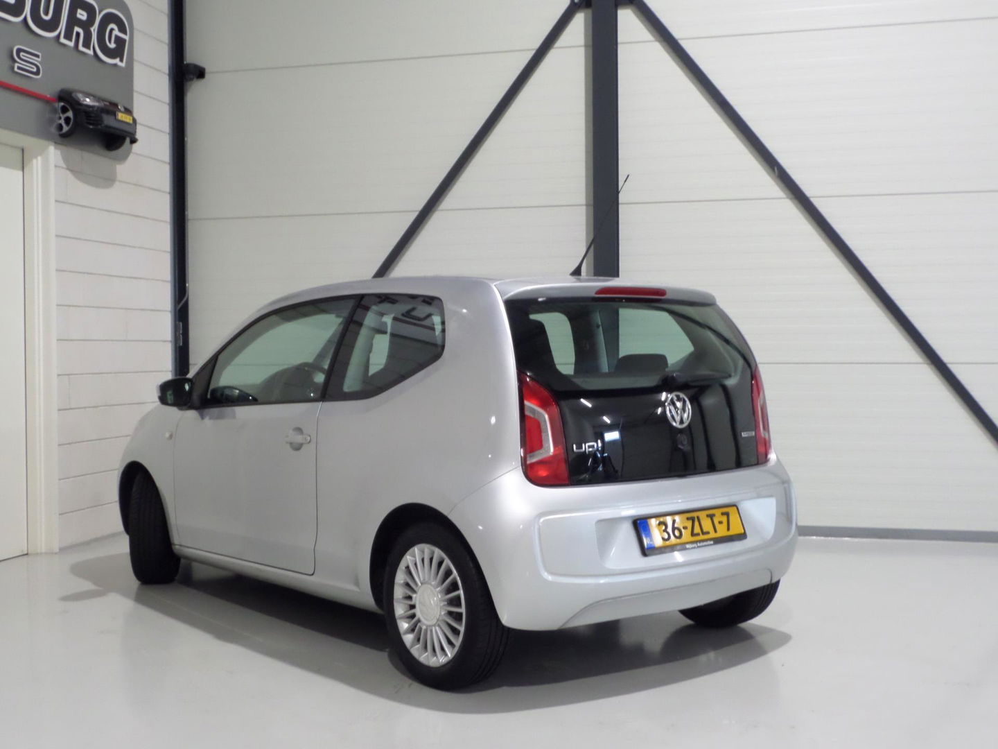 Volkswagen up! 1.0 high up! BlueMotion "Origineel NL!" Navigatie Bluetooth Airco Lichtmetalen-velgen Mistlampen Elektrische-ramen