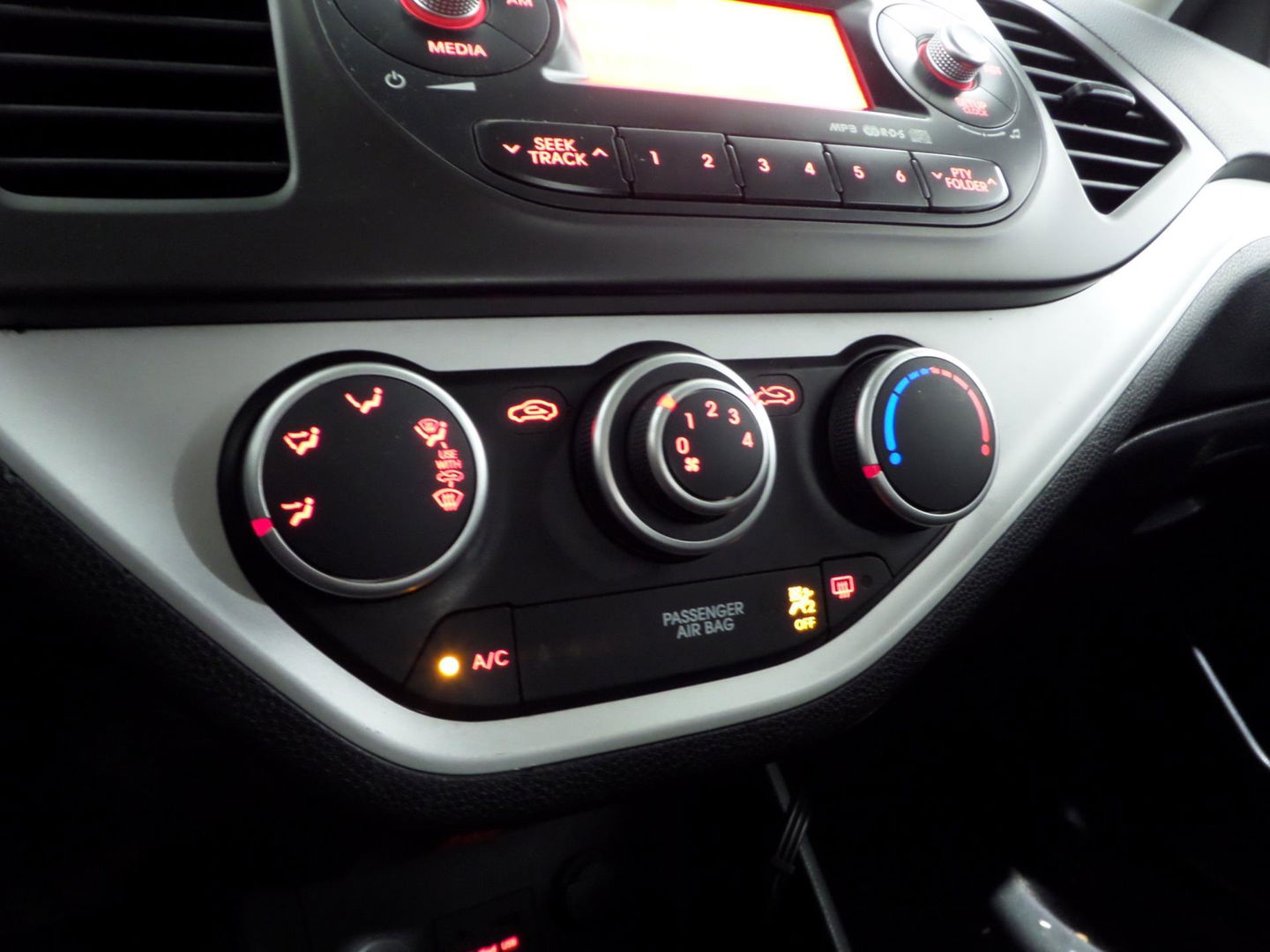 Kia Picanto 1.0 CVVT ISG Comfort Pack "Origineel NL!" Airco Trekhaak Bluetooth Elektrische ramen 4-Seizoenen banden
