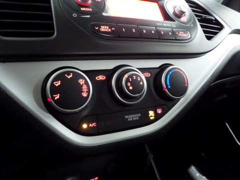 Kia Picanto 1.0 CVVT ISG Comfort Pack "Origineel NL!" Airco Trekhaak Bluetooth Elektrische ramen 4-Seizoenen banden